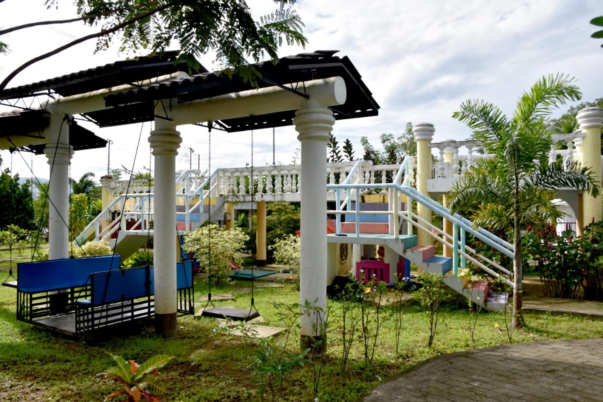 Isla De Oro Hotel Mamburao Extérieur photo